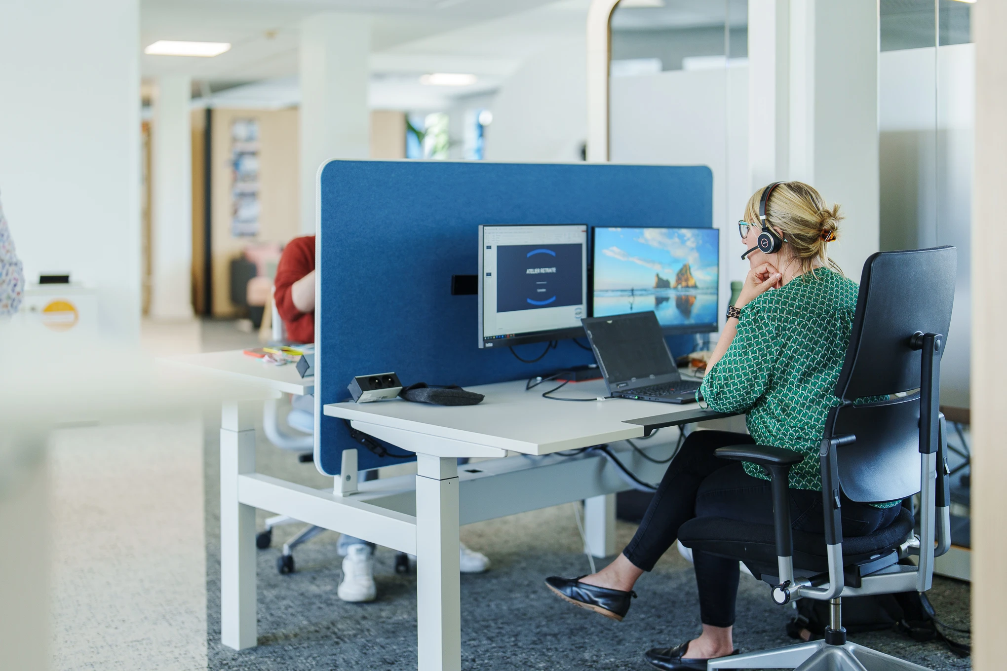 femme bureau ordinateur